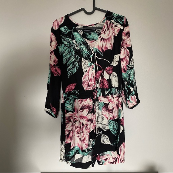 Kendall & Kylie // Floral Tie-Waist Romper - Picture 4 of 11